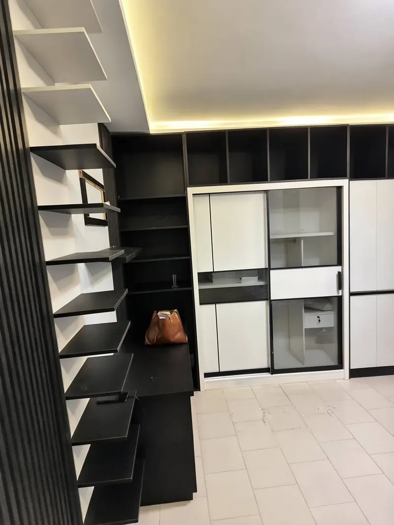 Dressing sur mesure noir et blanc avec éclairage LED intégré, réalisé par Sil'home